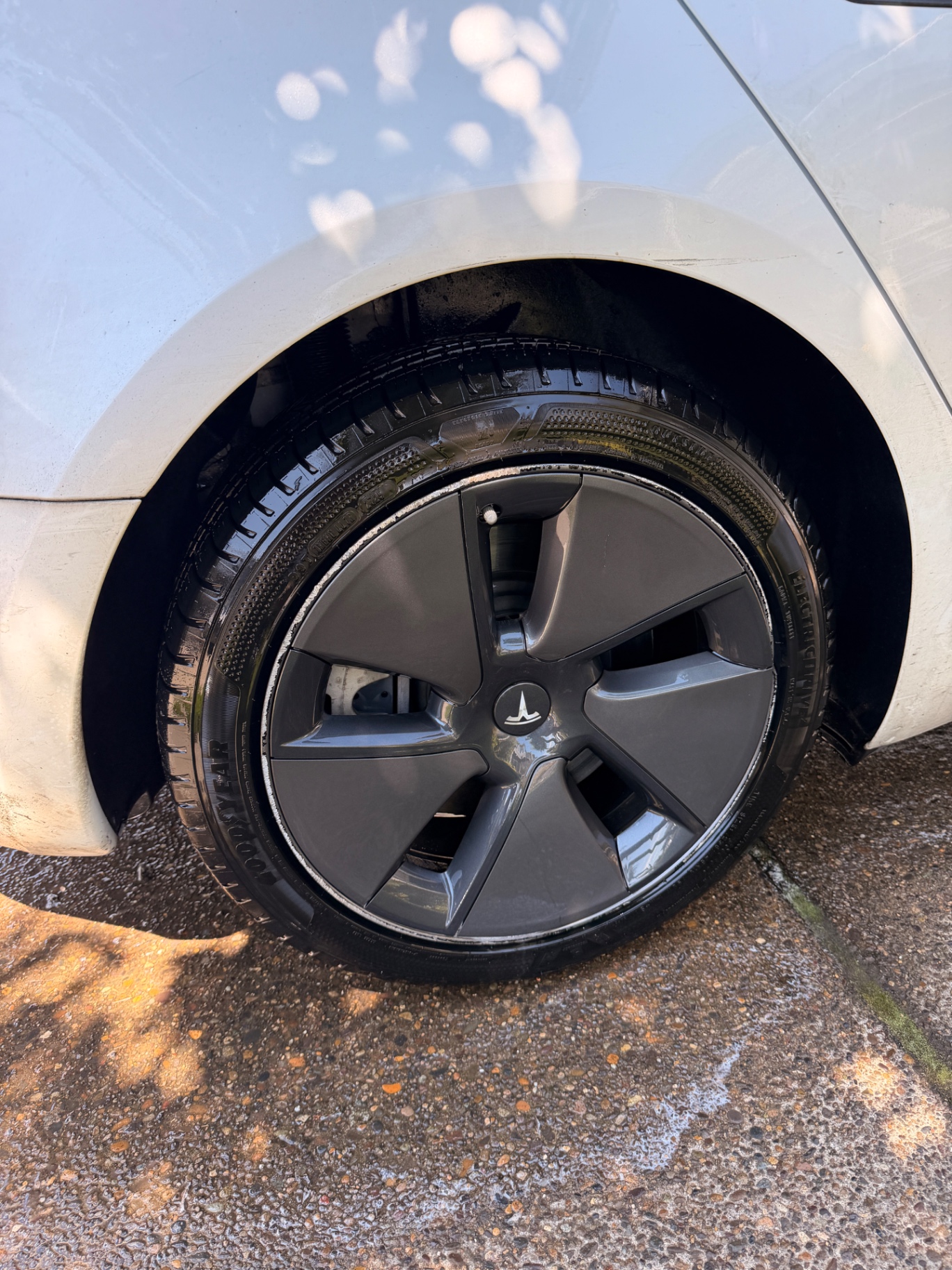 Same aero wheel cleaned with dressed tire after detailing